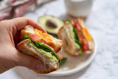 Avokado, ıspanak ve domates ile bir delik sandviç, yumurta