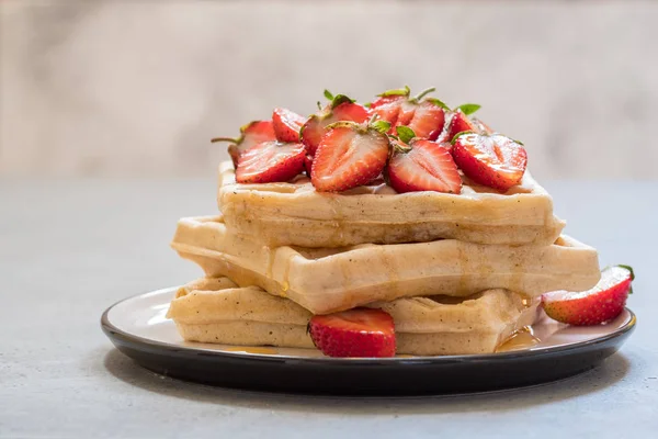 Waffles integrais com morango e mel — Fotografia de Stock