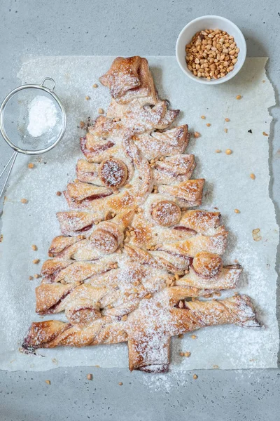 Christmas tree puff pastry pie — Stock Photo, Image