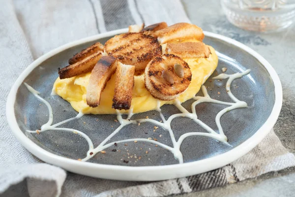 Spider omelette for Halloween kids breakfast — Stock Photo, Image