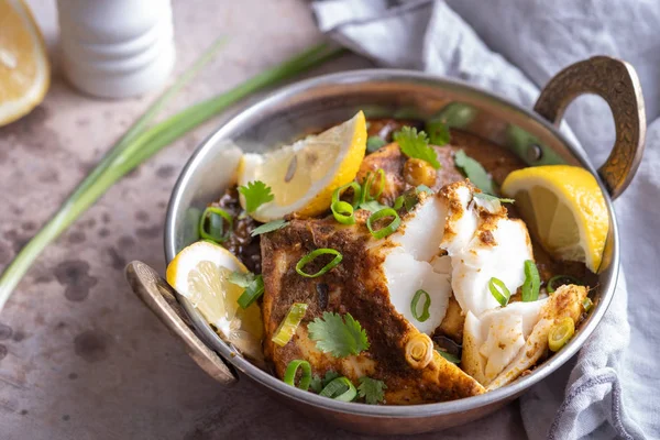 Kryddig och välsmakande fisk curry skålen. — Stockfoto