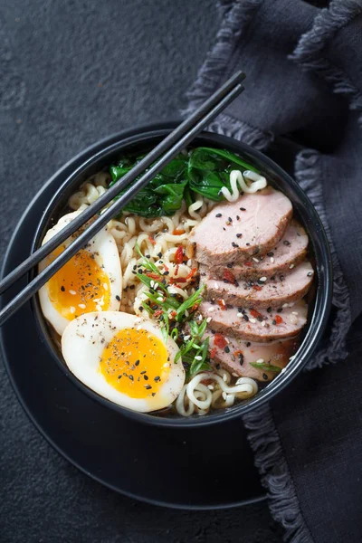 Sopa de macarrão ramen japonês com peito de pato — Fotografia de Stock