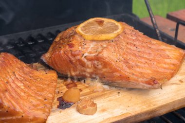 Sedir tahta somon bir ızgarada limonlu