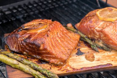 Sedir tahta somon bir ızgarada limonlu