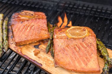 Sedir tahta somon bir ızgarada limonlu