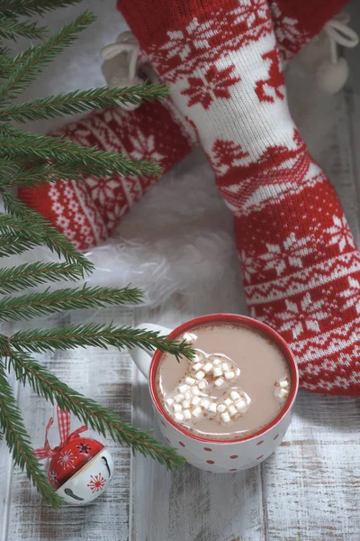 Mujer en calcetines de Navidad y bebida caliente de chocolate. Vacaciones de invierno Navidad y Año Nuevo concepto — Foto de Stock