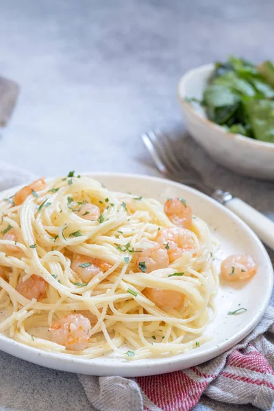 Spaghetti con gamberetti e salsa cremosa — Foto Stock