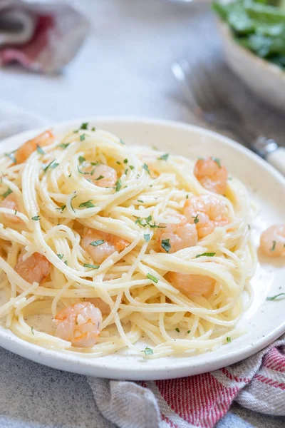 Spaghetti con gamberetti e salsa cremosa — Foto Stock