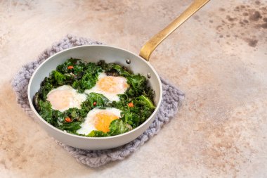 Kahvaltıda kızarmış yumurta kale yeşil yaprakları