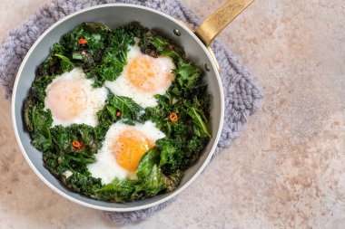 Kahvaltıda kızarmış yumurta kale yeşil yaprakları