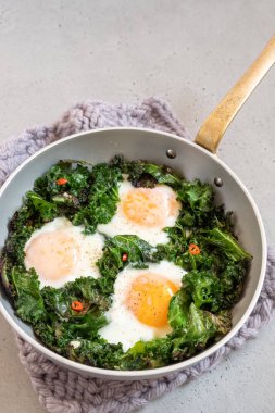 Kahvaltıda kızarmış yumurta kale yeşil yaprakları
