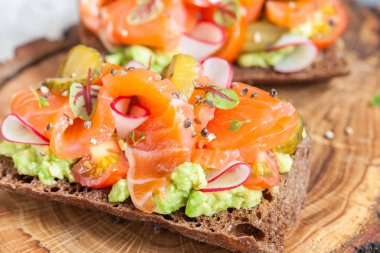 Danimarka açık Smorrebrod sandviçle somon siyah ekmek üzerinde