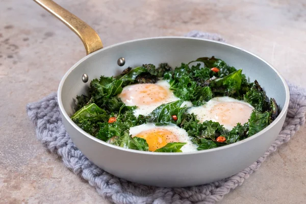 Смажені яйця капустяне зелене листя на сніданок — стокове фото