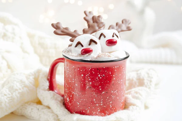 Chocolate quente com marshmallow derretido boneco de neve — Fotografia de Stock