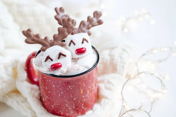 Chocolate quente com marshmallow derretido boneco de neve — Fotografia de Stock