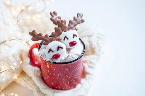 Chocolate quente com marshmallow derretido boneco de neve — Fotografia de Stock