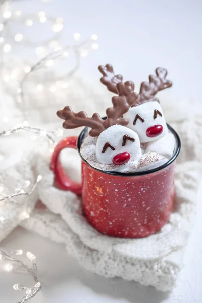 Chocolate caliente con malvavisco derretido muñeco de nieve — Foto de Stock