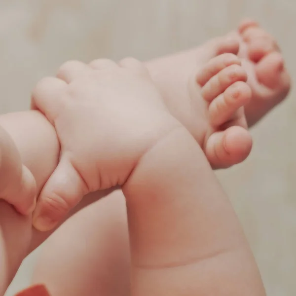 The legs of the newborn baby. — Stock Photo, Image