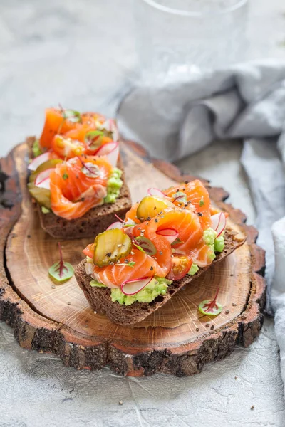 Danimarka açık Smorrebrod sandviçle somon siyah ekmek üzerinde — Stok fotoğraf