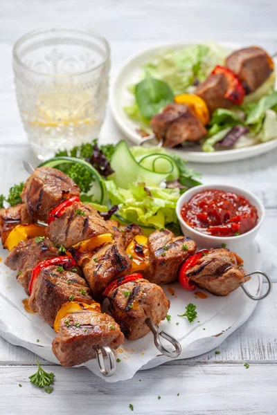 Kebab de cerdo a la parrilla con pimienta — Foto de Stock