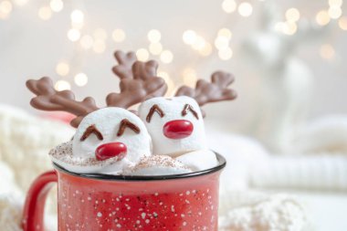 Eritilmiş marshmallow Ren geyiği ile sıcak çikolata