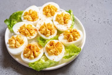 kırmızı biber ile baharatlı ve acılı yumurta