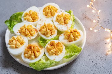 kırmızı biber ile baharatlı ve acılı yumurta