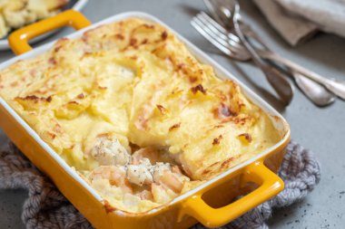 Balık pasta patates püresi ile tepesinde