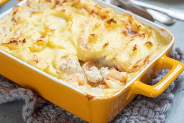 Balık pasta patates püresi ile tepesinde