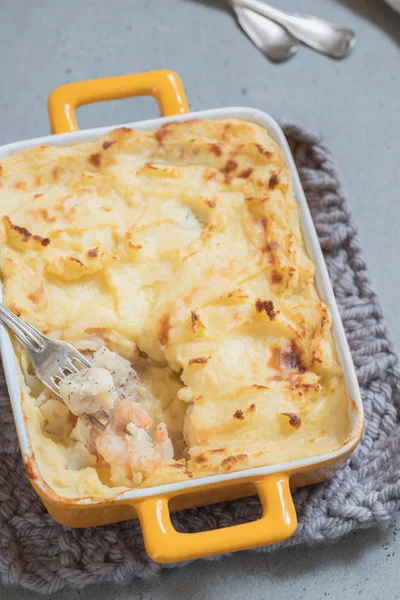 Torta de peixe coberto com purê de batata — Fotografia de Stock