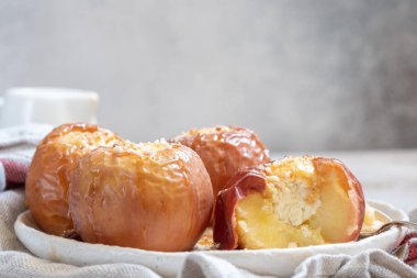 Pişmiş elma cheesecake ile doldurulmuş