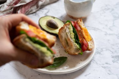 Avokado, ıspanak ve domates ile bir delik sandviç, yumurta