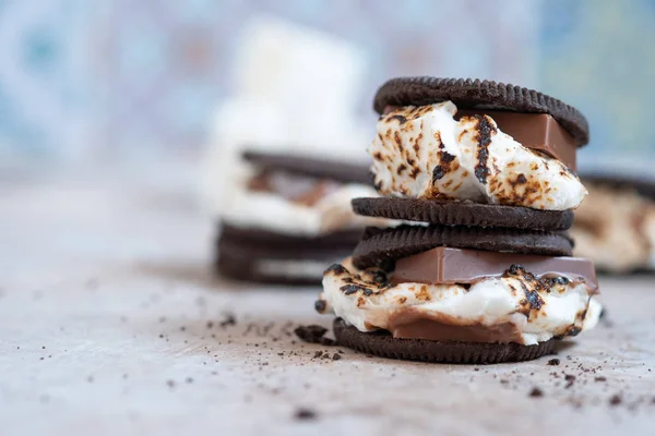 Olores de malvavisco con galletas de chocolate —  Fotos de Stock