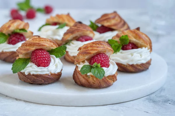 Framboesas Profiteroles com creme de chocolate branco — Fotografia de Stock