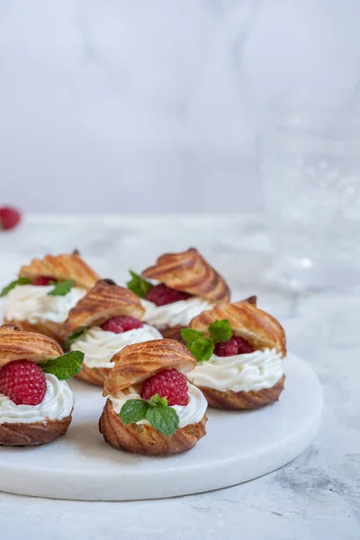 Frambozen Profiteroles met witte chocolade crème — Stockfoto