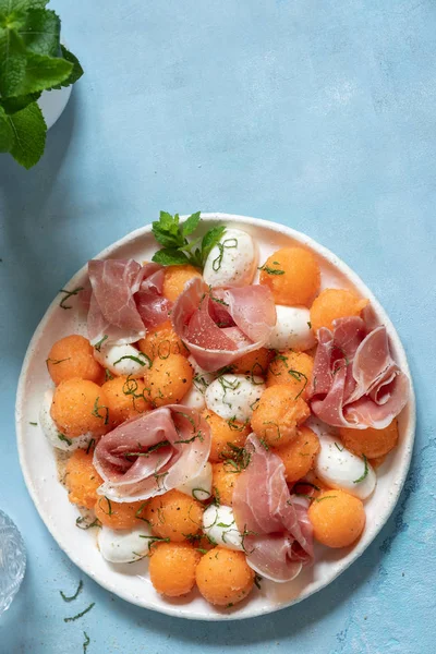 Salada de melão cantaloupe com mussarela e presunto — Fotografia de Stock