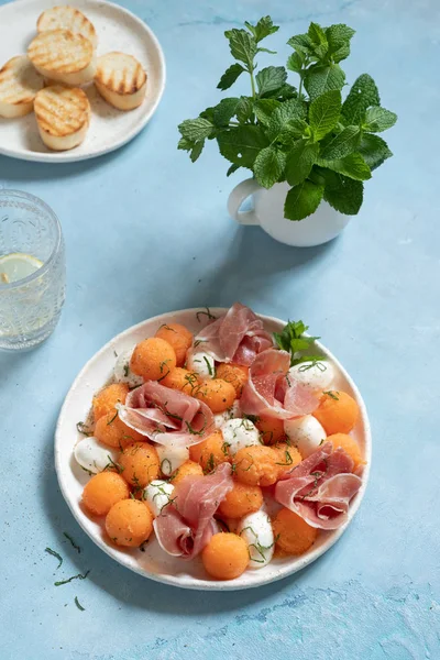 Cantaloupe meloun salát s mozzarellou a šunkou — Stock fotografie