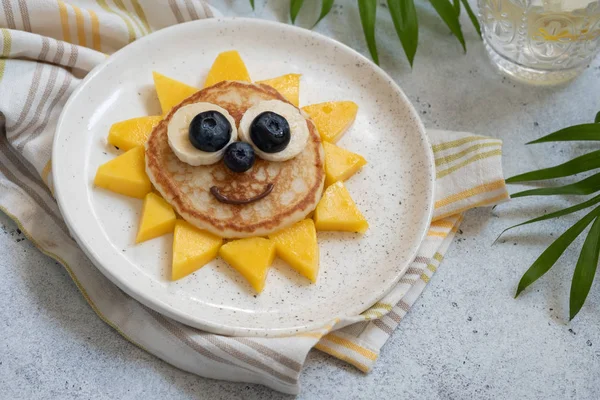 子供のための果実付きの面白い花パンケーキ — ストック写真