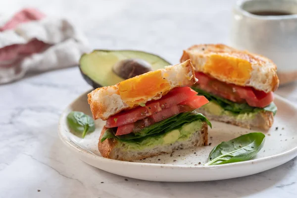 Ei in een gat sandwich met avocado, spinazie en tomaat — Stockfoto