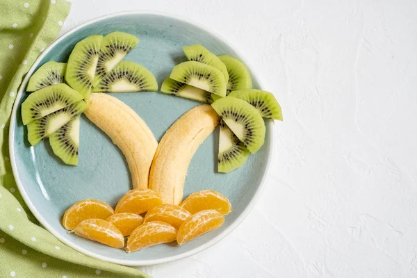 Salada de frutas para crianças, mandarina de banana kiwi palmeiras — Fotografia de Stock