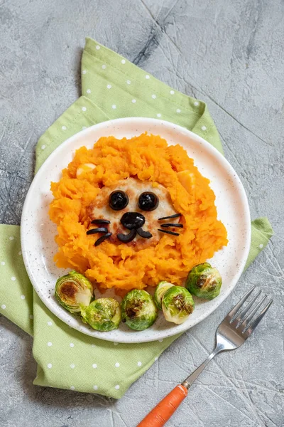 Zoete aardappelpuree en Turkije kotelet voor kinderen lunch — Stockfoto