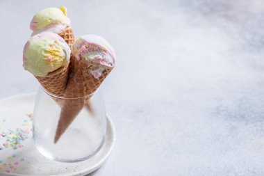 Renkli tek boynuzlu at dondurma koniler