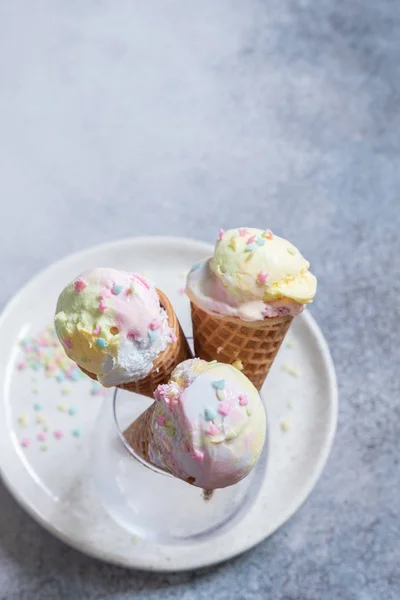 Coloridos conos de helado de unicornio — Foto de Stock