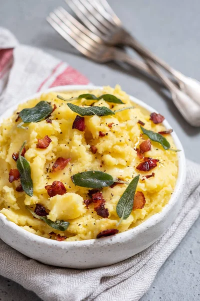 Kartoffelbrei mit knusprigem Speck und Salbei — Stockfoto