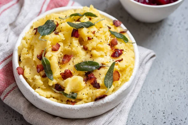 Patates püresi gevrek domuz pastırması ve adaçayı ile — Stok fotoğraf