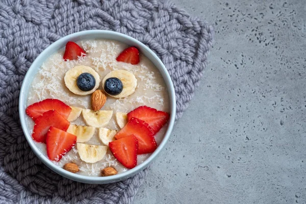 Kids breakfast oatmeal porridge with berries and nuts — Stock Photo, Image