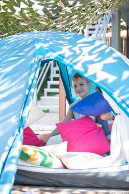 Çadır arka bahçe içinde sevimli çocuk portresi