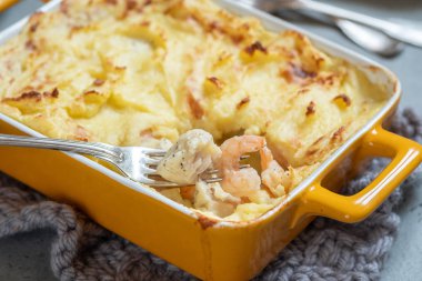 Balık pasta patates püresi ile tepesinde