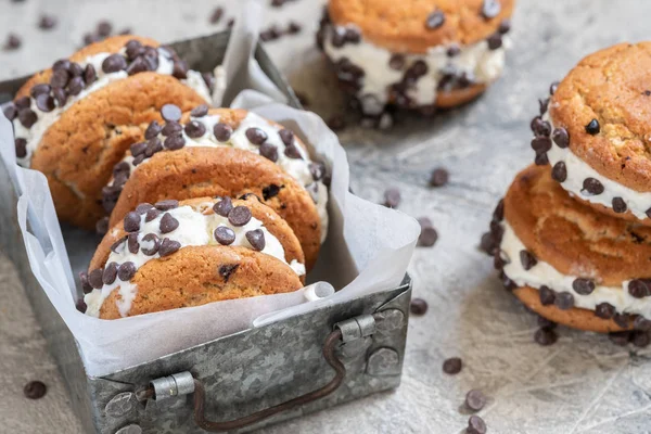 Chocolate Chip Ice Cream Cookie Sandwiches —  Fotos de Stock