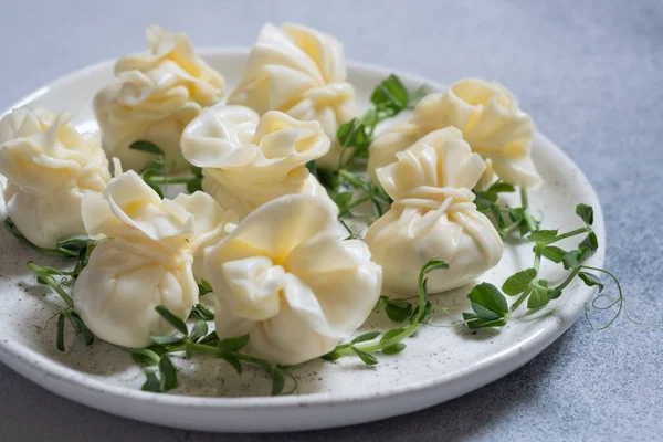 Envoltura de queso relleno con queso crema, ajo y hierbas — Foto de Stock